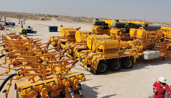 2300型压裂半挂车在科威特沙漠高温环境作业